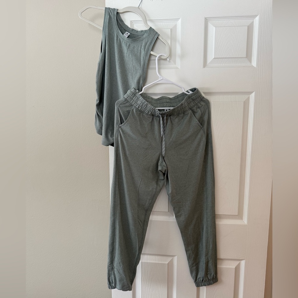 Yogalicious Ease Tank and Jogger SET